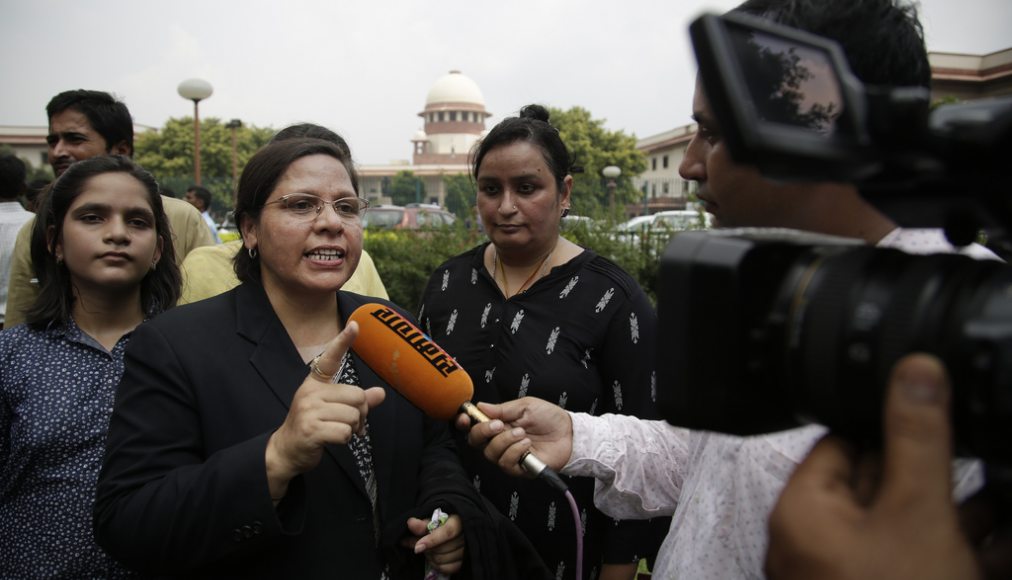 Farha Faiz, avocate à la Cour suprême indienne, s'exprime face aux médias sur la décision de supprimer la pratique du "talaq" Farha Faiz, avocate à la Cour suprême indienne, s'exprime face aux médias sur la décision de supprimer la pratique du "talaq" / © Keystone / AP / Altaf Qadri