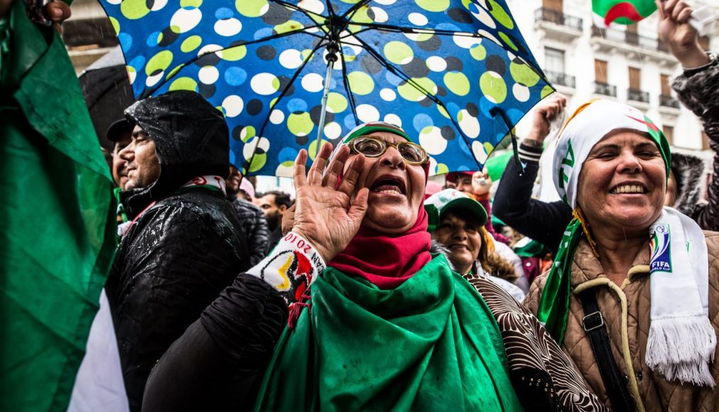 Vendredi 22 mars, les femmes sont nombreuses parmi les manifestants à Alger Vendredi 22 mars, les femmes sont nombreuses parmi les manifestants à Alger / ©KEYSTONE/MAXPPP/LE PICTORIUM/Sadak Souici