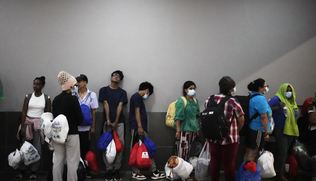 Des migrants, pour la plupart originaires de pays asiatiques, attendent d'être transportés vers des hôtels après leur arrivée à Panama City le samedi 8 mars 2025, après avoir passé des semaines dans un camp d'immigration temporaire panaméen à la suite de leur expulsion des États-Unis et de leur libération à la condition qu'ils quittent le pays dans un délai de 30 jours. Des migrants, pour la plupart originaires de pays asiatiques, attendent d'être transportés vers des hôtels après leur arrivée à Panama City le samedi 8 mars 2025, après avoir passé des semaines dans un camp d'immigration temporaire panaméen à la suite de leur expulsion des États-Unis et de leur libération à la condition qu'ils quittent le pays dans un délai de 30 jours. / Keystone