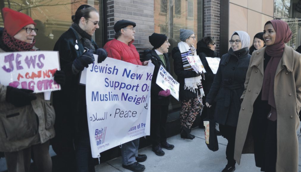 Chaque vendredi depuis l’élection de Donald Trump, les membres de CBST vont exprimer leur soutien aux musulmans d’une mosquée voisine et dénoncer l’islamophobie du président. Chaque vendredi depuis l’élection de Donald Trump, les membres de CBST vont exprimer leur soutien aux musulmans d’une mosquée voisine et dénoncer l’islamophobie du président. / © Congrégation Beit Simchat Torah