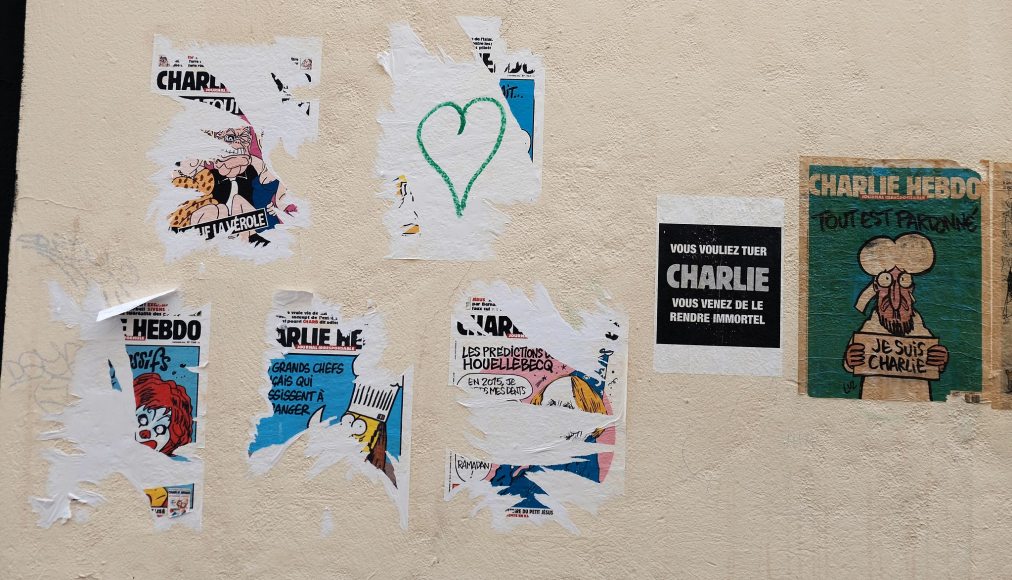Charlie Hebdo placardé sur un mur après les attentats de janvier 2015 Charlie Hebdo placardé sur un mur après les attentats de janvier 2015 / Flikr / Alf Altendorf