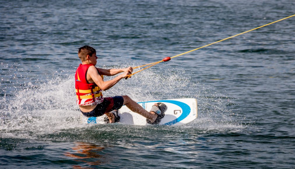 Le Réseau des jeunes de Bienne propose de nombreuses activités font du ski nautique dans le cadre de son pôle d'activités "Bol d'air", ici sur le lac de Bienne © Adrien Despont Le Réseau des jeunes de Bienne propose de nombreuses activités font du ski nautique dans le cadre de son pôle d'activités "Bol d'air", ici sur le lac de Bienne © Adrien Despont