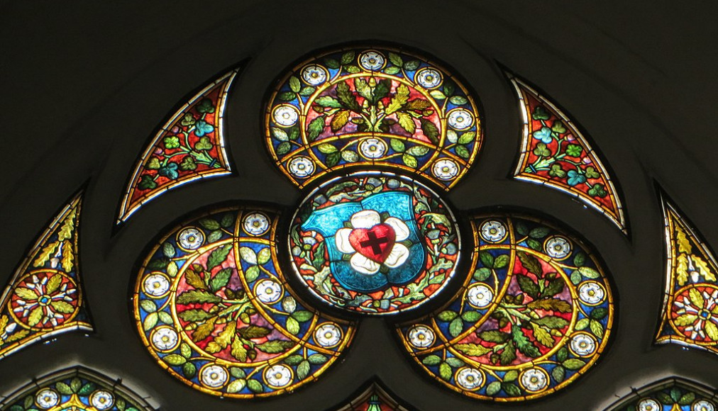 Vitrail de la rose luthérienne dans l'Eglise St-Nicolas de Greifswald, Allemagne Vitrail de la rose luthérienne dans l'Eglise St-Nicolas de Greifswald, Allemagne / ©Concord, CC BY-SA 3.0 Wikimedia Commons