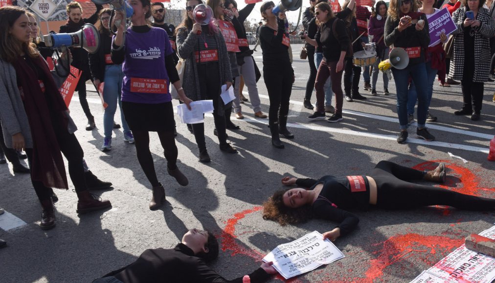 Un groupe de manifestantes bloque une artère de Jérusalem pour protester contre les violences faites aux femmes, ce mardi. Un groupe de manifestantes bloque une artère de Jérusalem pour protester contre les violences faites aux femmes, ce mardi. / ©KEYSTONE/NEWSCOM/UPI Photo/Debbie Hill