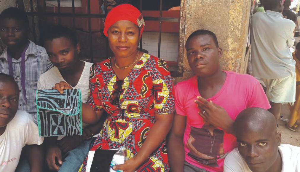 Florence Ngo Hongla en séance de travail avec des mineurs du centre de détention de Yaoundé. Florence Ngo Hongla en séance de travail avec des mineurs du centre de détention de Yaoundé. / ©EMINED