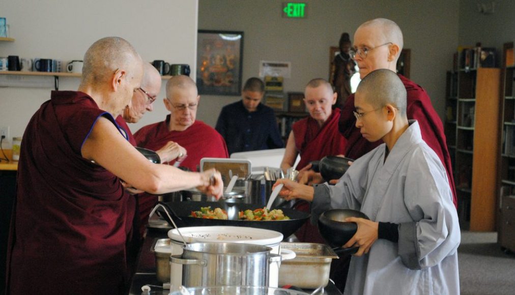 Le repas communautaire est servi à l’abbaye de Sravasti (Wash.), le 13 août 2018. Le repas communautaire est servi à l’abbaye de Sravasti (Wash.), le 13 août 2018. / ©Tracy Simmons / RNS