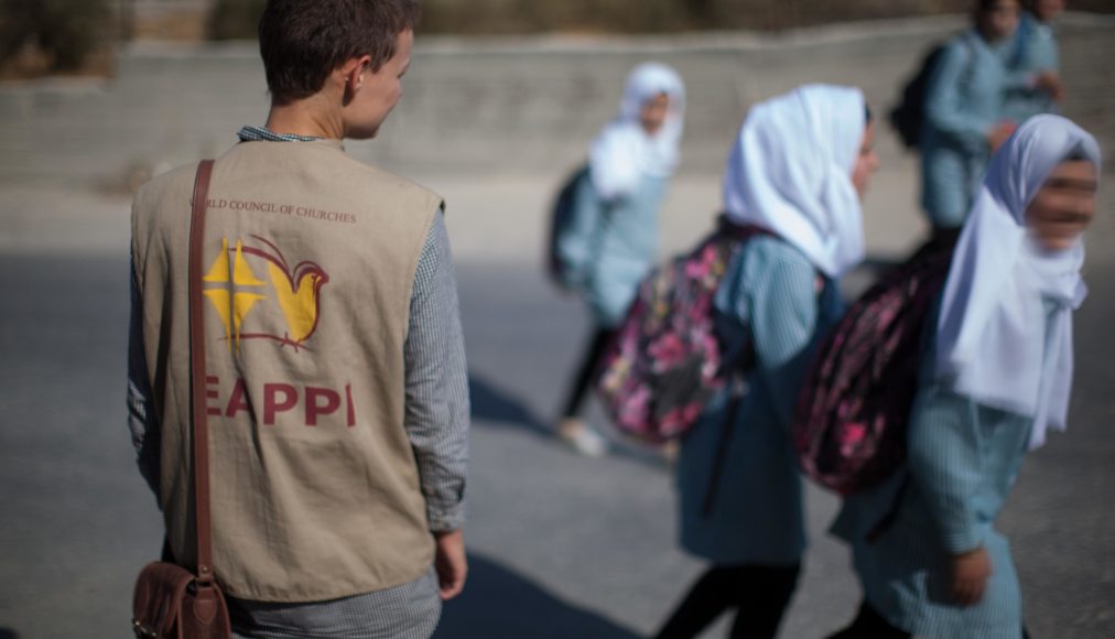 On reconnaît les volontaires d'EAPPI à leur gilet brun clair sur lequel est dessiné une colombe. On reconnaît les volontaires d'EAPPI à leur gilet brun clair sur lequel est dessiné une colombe. / ©Sean Hawkey/COE
