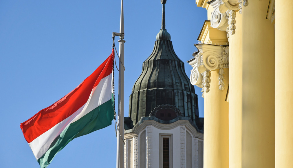 Le drapeau national hongrois à côté de l'église dans la ville de Debrecen Le drapeau national hongrois à côté de l'église dans la ville de Debrecen / ©iStock/majorosl