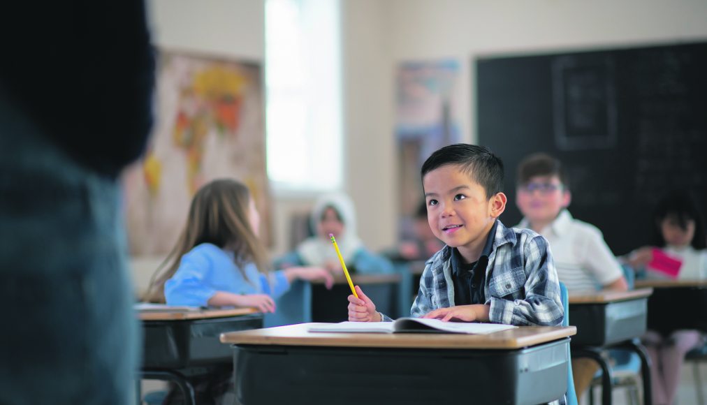Deux « cadrages » de la religion coexistent dans les écoles romandes : d’un côté celui qui la définit comme un fait social, de l’autre celui qui l’envisage comme un élément apportant du sens. Deux « cadrages » de la religion coexistent dans les écoles romandes : d’un côté celui qui la définit comme un fait social, de l’autre celui qui l’envisage comme un élément apportant du sens. / Elève attentif en classe © iStock