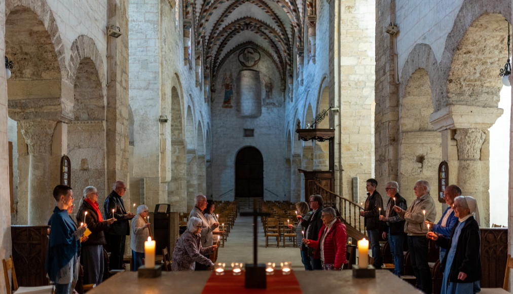 Les offices de la FPO se tiennent trois fois par jour du mardi au samedi dans le chœur de l’abbatiale et on y invite toujours les visiteurs de passage. © M. Gaudard Les offices de la FPO se tiennent trois fois par jour du mardi au samedi dans le chœur de l’abbatiale et on y invite toujours les visiteurs de passage. © M. Gaudard