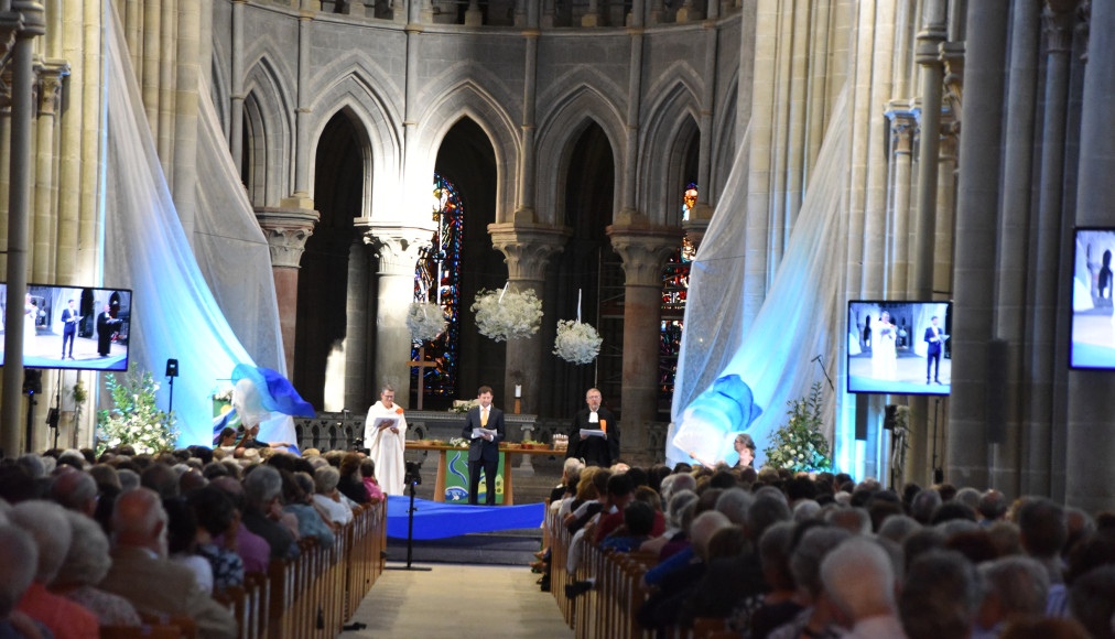 Le culte synodal de consécration et d’agrégation Le culte synodal de consécration et d’agrégation / Le culte synodal de consécration et d’agrégation, présidé par une diacre, un animateur d’Église et un pasteur. © OIC EERV – Gérard Jaton