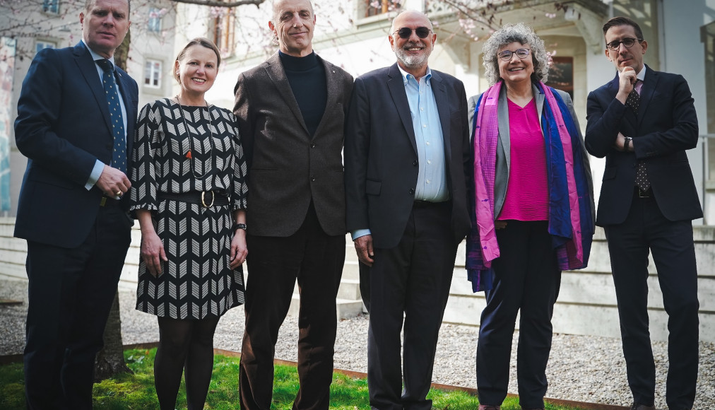 Le groupe de travail mixte : Philippe Leuba, conseiller synodal et président du groupe de travail - Anne Abruzzi, présidente du Conseil synodal - Dominique Kohli, délégué du Synode - Olivier Leuenberger, délégué du Synode - Laurence Bohnenblust-Pidoux, conseillère synodale - Simon Butticaz, délégué du Synode (de gauche à droite) © L.Cogne médias-pro Le groupe de travail mixte : Philippe Leuba, conseiller synodal et président du groupe de travail - Anne Abruzzi, présidente du Conseil synodal - Dominique Kohli, délégué du Synode - Olivier Leuenberger, délégué du Synode - Laurence Bohnenblust-Pidoux, conseillère synodale - Simon Butticaz, délégué du Synode (de gauche à droite) © L.Cogne médias-pro