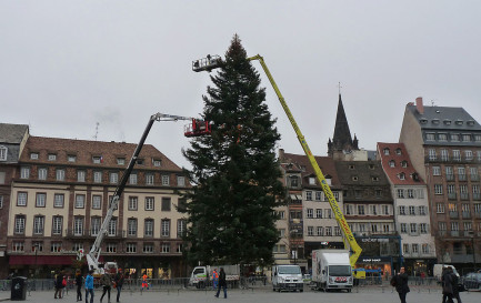 Installation du sapin de la place Kléber à Strasbourg / ©Ji-Elle, CC BY-SA 3.0 Wikimedia Commons