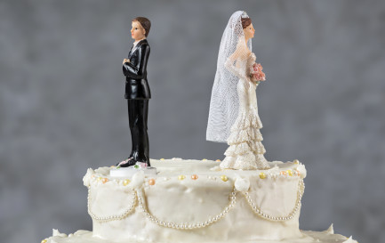 Les futurs mariés sont confrontés à un conflit qui pourrait repousser la cérémonie / ©iStock / mofles