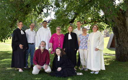 Les animateurs d&#039;Eglise entourés des officiantes et des ministres nouvellement accueillis / Les animateurs d&#039;Eglise entourés des officiantes et des ministres nouvellement accueillis 