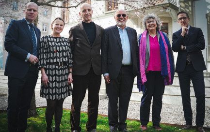 Le groupe de travail mixte : Philippe Leuba, conseiller synodal et président du groupe de travail - Anne Abruzzi, présidente du Conseil synodal - Dominique Kohli, délégué du Synode - Olivier Leuenberger, délégué du Synode - Laurence Bohnenblust-Pidoux, conseillère synodale - Simon Butticaz, délégué du Synode (de gauche à droite) © L.Cogne médias-pro